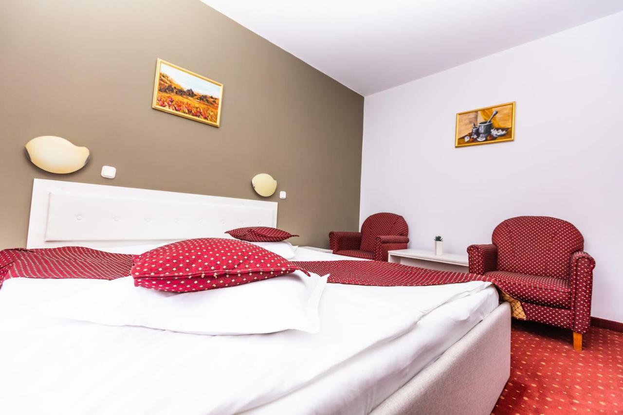 Hotel Miraj - Restaurant & Sauna & Biliard Poiana Brasov Extérieur photo